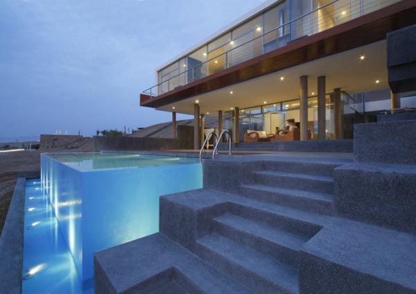 Luxurious Beach House Q with Swimming Pool by Longhi Architects