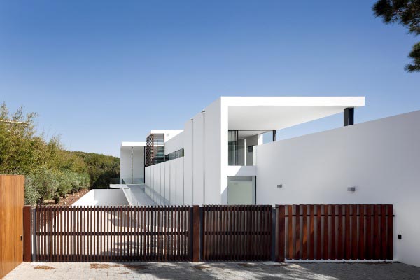 Casa Vale de Lobo by Arqui+ Architecture