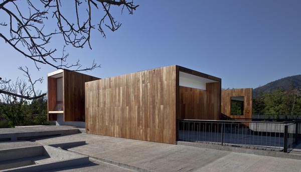 Rectilinear Architecture Design: La Dehesa House in Lo Barnechea, Chile