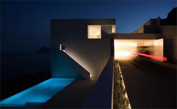 Luxurious House with Pool on a Cliff in Spain by Fran Silvestre Arquitectos