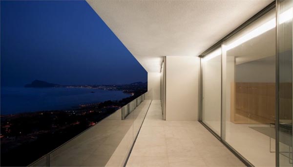 Perfect View of a Spanish Cliff House by Fran Silvestre Arquitectos