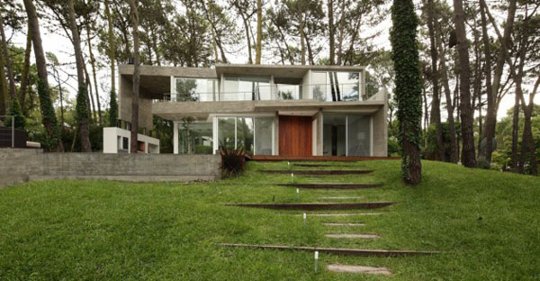 Fresno House in Cariló, Argentina by Felix Raspall and Federico Papandrea