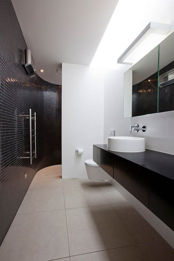 Bathroom of the Redcliffs House in Christchurch, New Zealand by MAP Architects