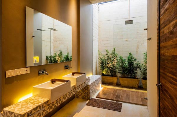The classy bathroom and shower of Casa 7A