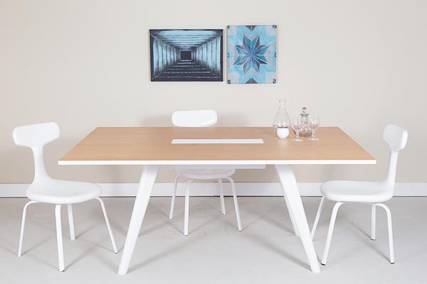 Nova Table by Hugo Sigaud