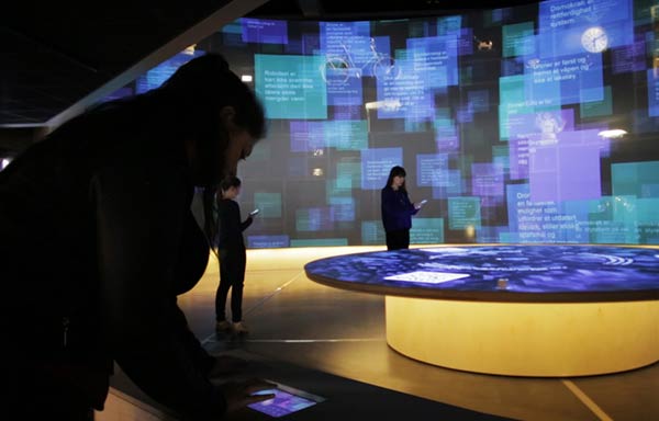 A fully digital amphitheatre-like space forms the centre of the exhibition.
