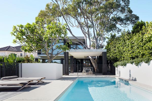 The Hopetoun Avenue house by B.E Architecture is located in Vaucluse, a suburb of Sydney, Australia.