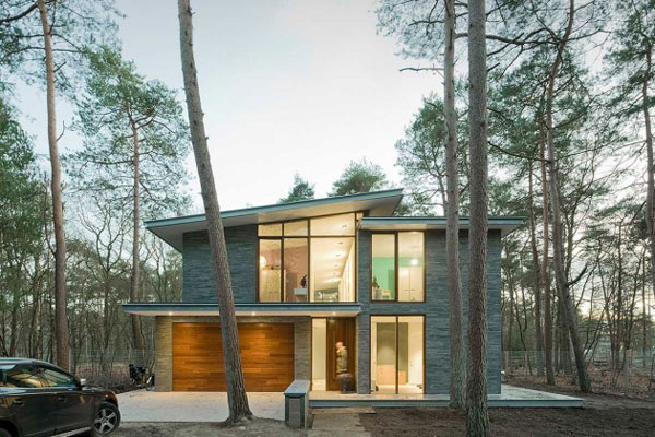 A modern residence in the wooded surroundings of Zeist, a small town in the centre of the Netherlands.