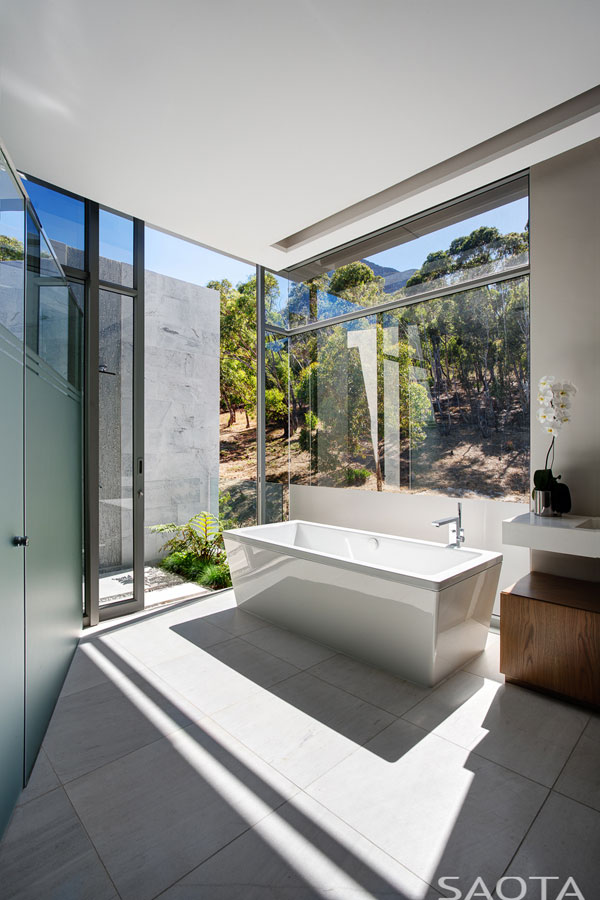 The design of this bathroom is characterized by clean and modern shapes as well as finest materials.