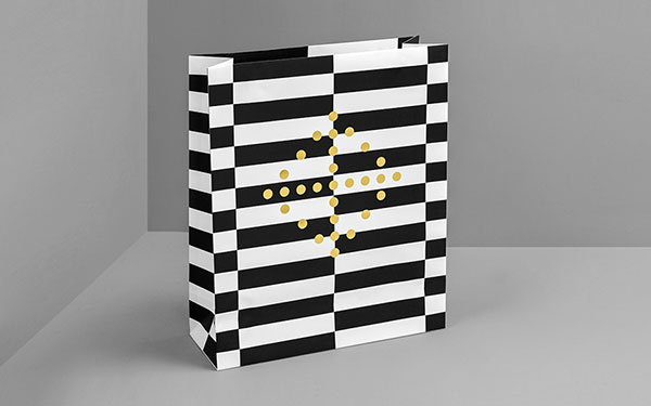 Also the packaging like the folding bag is based on a pattern and simple graphics.