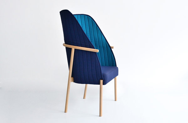 When the chair's back cocoon is in upright position, the user feels like sitting in a private space.