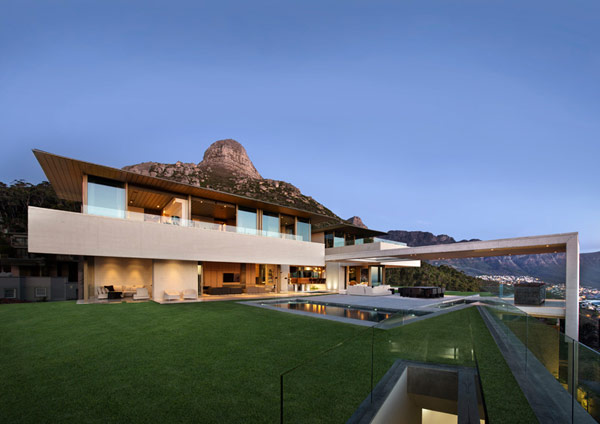 The contemporary architecture of a home In Cape Town by SAOTA.