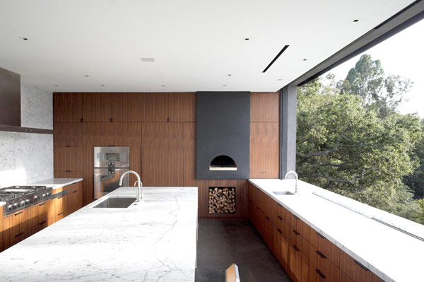 Clean kitchen design with an open view over the canyon.