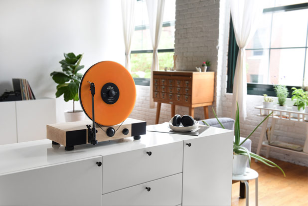 This turntable by Gramovox acts as a striking eye catcher in every home.