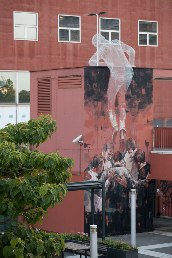 The full installation consists of a mesh sculpture by Edoardo Tresoldi and a painting by Gonzalo Borondo.
