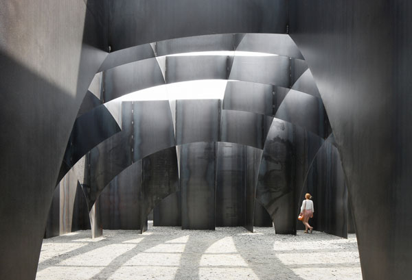 The entire sculpture uses 186 tons of steel.