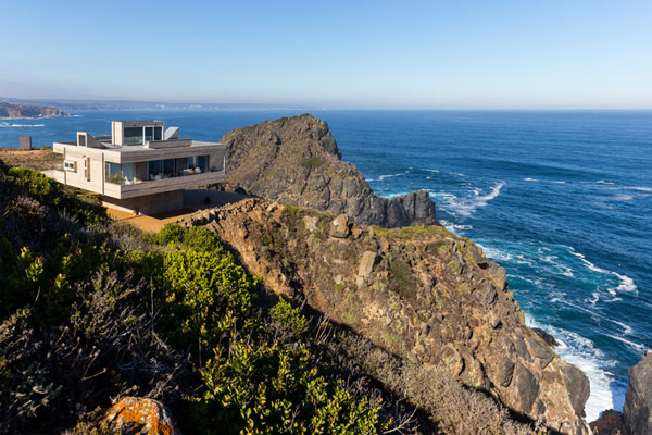 This house is placed at a breathtaking location on a steep cliff facing the Pacific ocean.