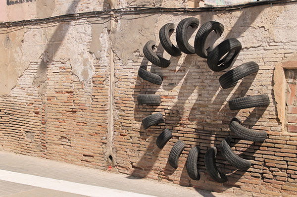 The artworks were made with different tires that were cut and hung in different points of the urban landscape.