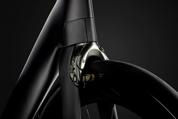 The braking system has been perfectly integrated into the fork.