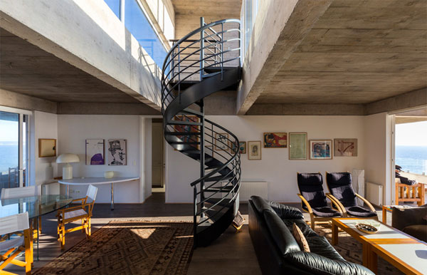 A steel spiral staircase inside the house connects the lower level with the upper level.