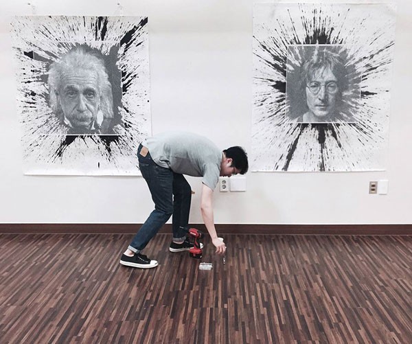 The artist in front of his work.