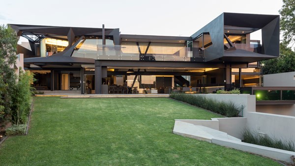 The Kloof Road House offers an unconventional design caused by diverse oblique and edgy shapes.