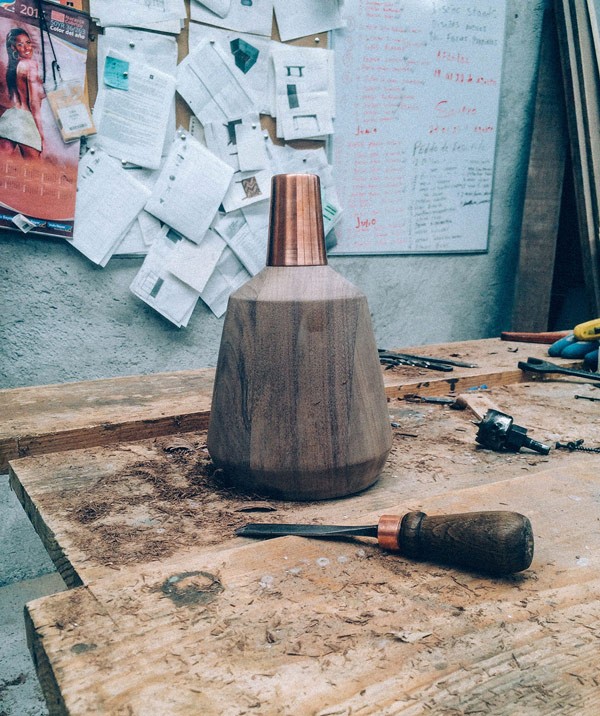 Work in progress – the Nutshell suspension lamp is completely crafted by hand.