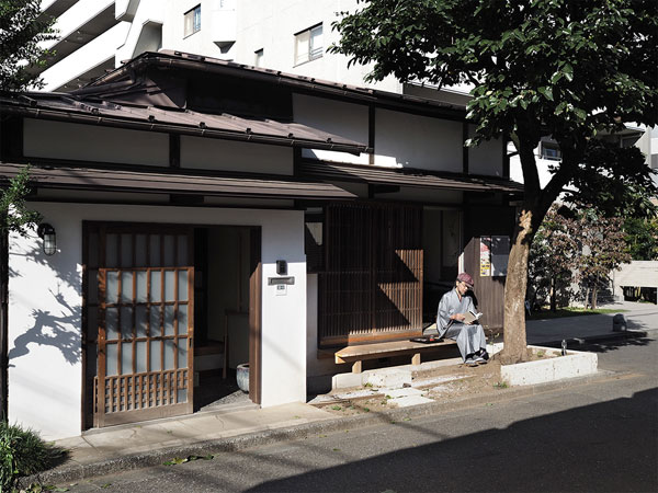 The art gallery in Tokorozawa, Saitama has been transformed from an 80 year old folk house.