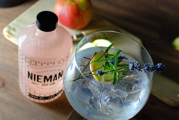Niemand Dry Gin has a a flowery-fresh character caused by a multifaceted flavor complexity of 10 handpicked botanicals.