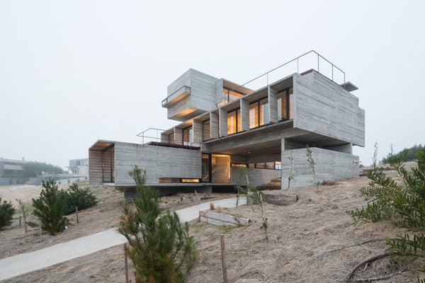 This noble residence is characterized by the rough concrete walls as well as generous glass facades that provide a perfect view over the landscape.
