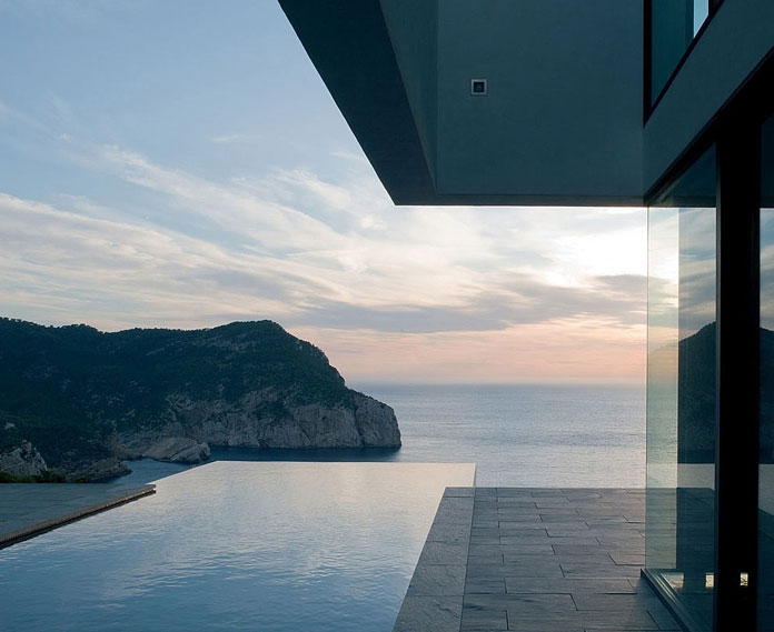 The luxurious AIBS House is situated in a predestined location on a steep cliff with great views of the Mediterranean Sea.