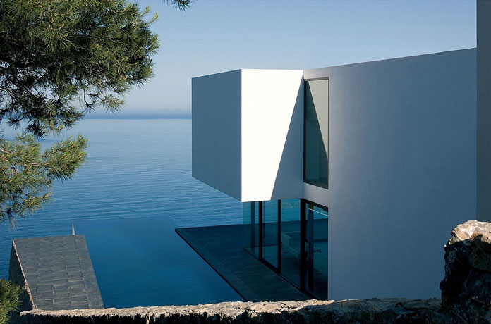 The house has an infinity pool with view of the sea.