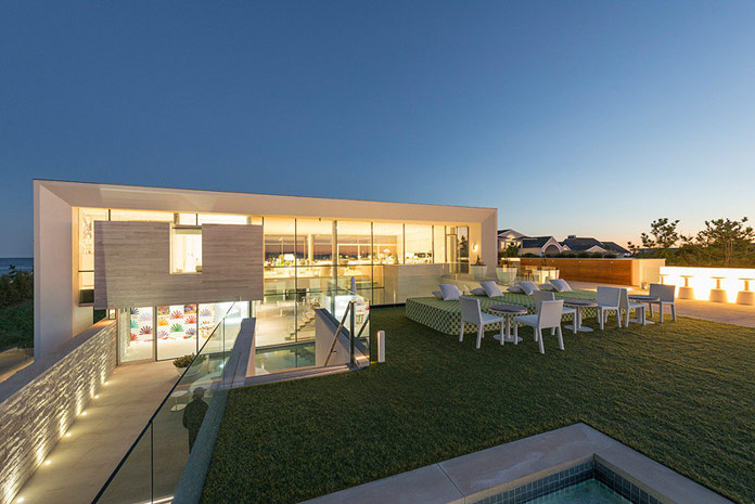 This luxurious residennce in East Quogue, New York has been designed by Barnes Coy Architects.