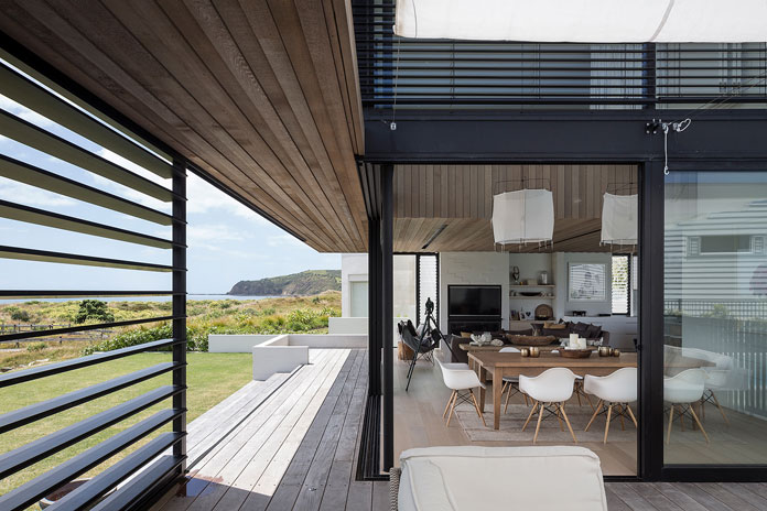 Both indoor and outdoor spaces are characterized by light wood cladding to offer a uniform style.