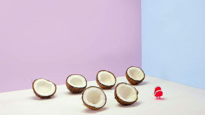 Camerse el coco. Literal: Eat your coconut. Analogue: To rock one's brains.