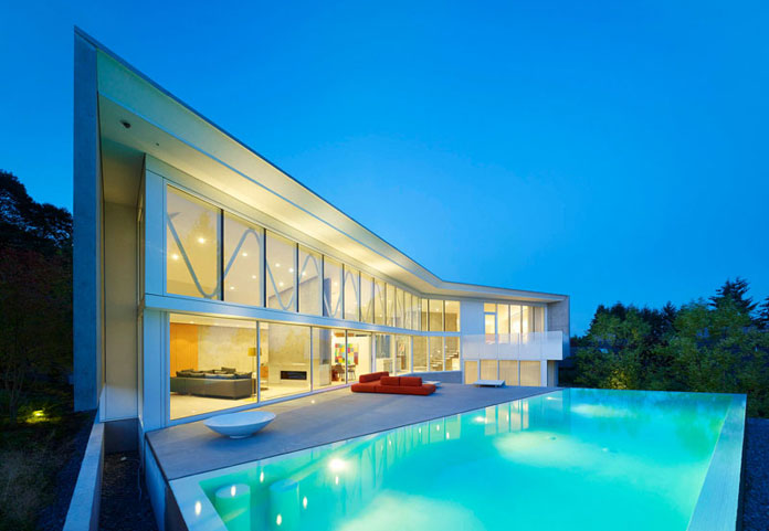 House in Vancouver, Canada with deck and swimming pool.