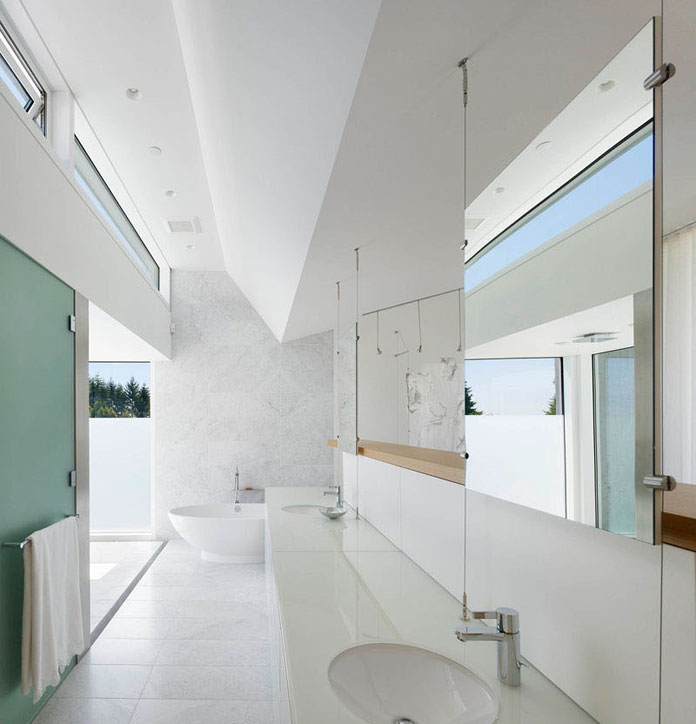 Also the bathroom is characterized by concrete walls and white, plain surfaces.