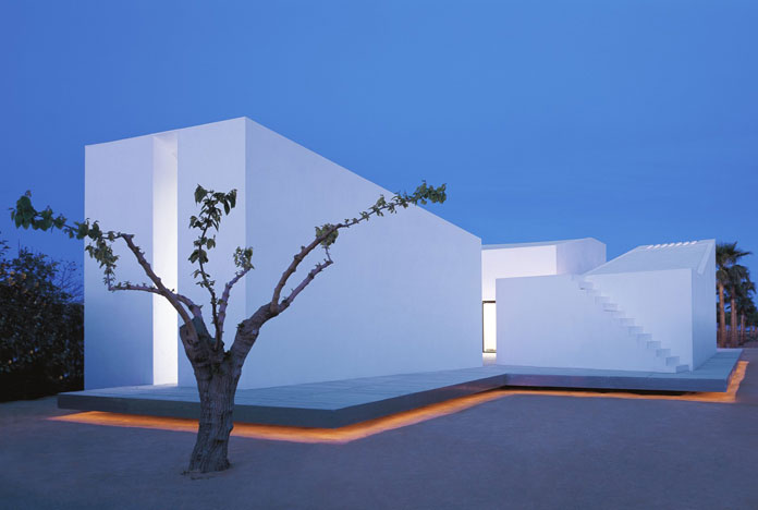 House for a photographer designed by Barcelona based architect Carlos Ferrater.