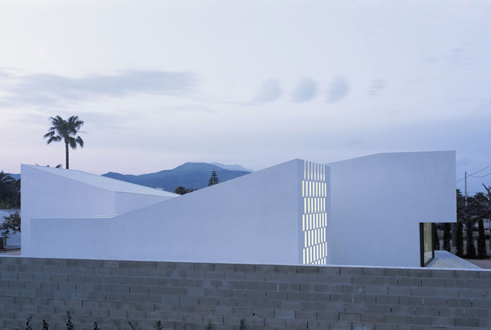 Carlos Ferrater, View over the wall towards the house.