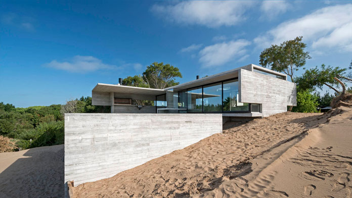 VP House by Luciano Kruk, Modern architecture in a natural landscape.