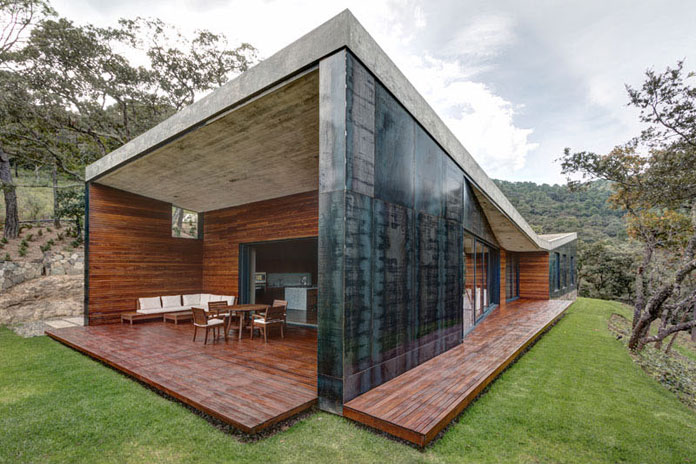 Steel walls and butterfly wing roof, GG House by Elías Rizo Arquitectos.