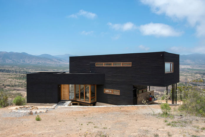 House in Los Molles, Chile by Thomas Löwenstein.