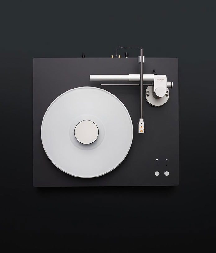 Explore the subtly elegant design of the Magne turntable system by Bergmann.
