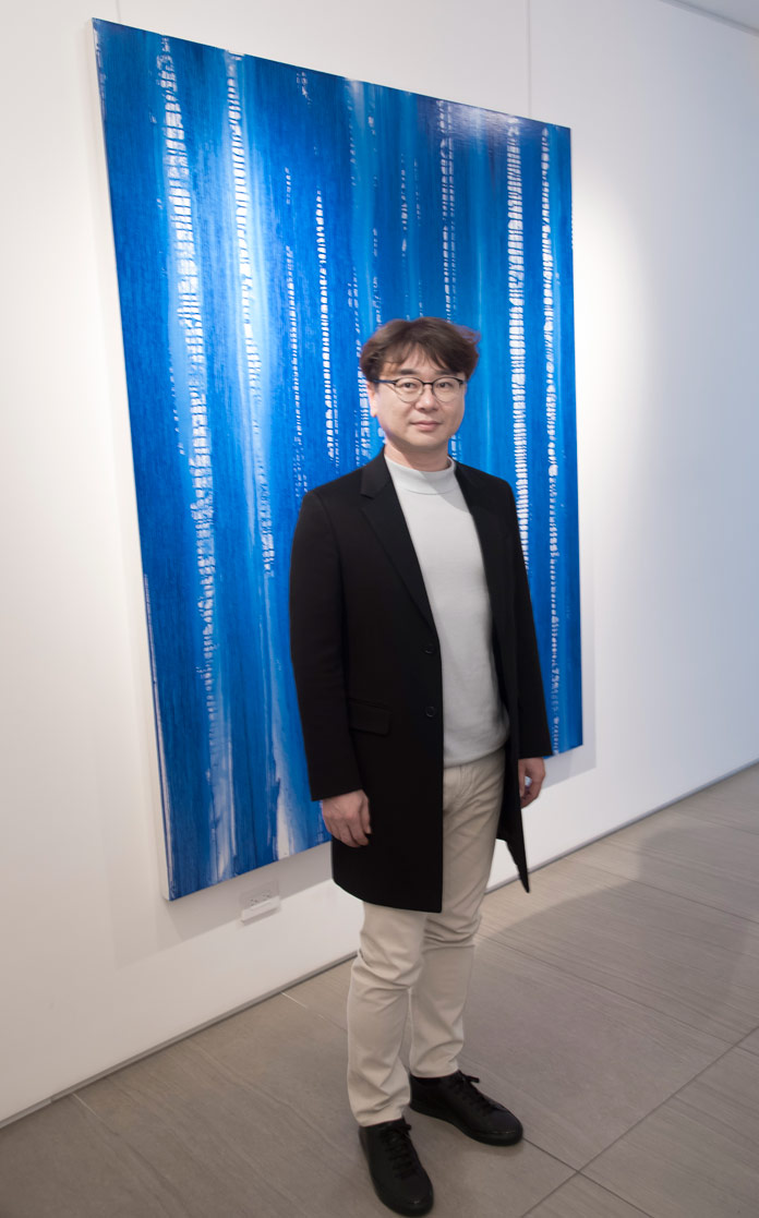 Chae Sung Pil’s collection entitled The History of Blue takes viewers on a journey through the various hues of blue pigments and soil.