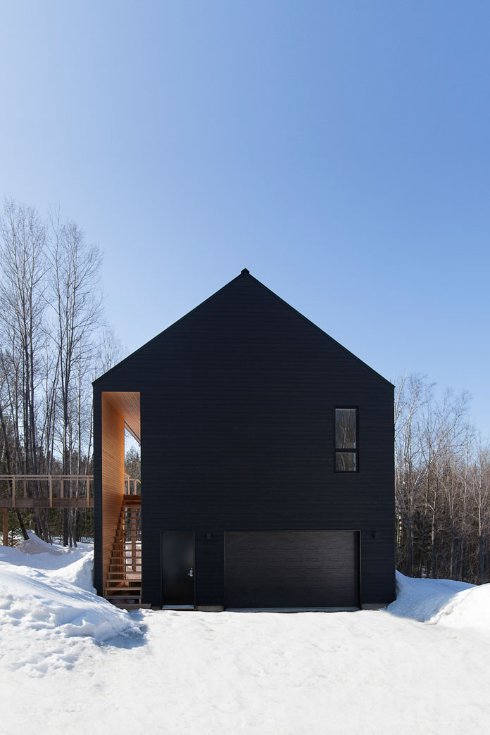 A residential house by DKA Architects built in the Laurentians.