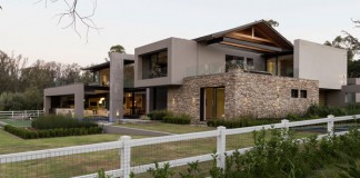 The architectural concept of the house is characterized by the connection of old and new.