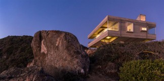 The Mirador House is a modern residence on the cliffside of Tunquén, Chile overlooking the Pacific ocean.