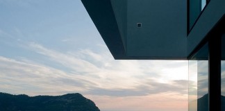 The luxurious AIBS House is situated in a predestined location on a steep cliff with great views of the Mediterranean Sea.
