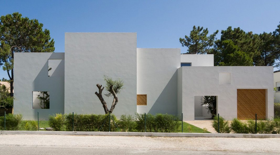 Minimalist house in Troia by architecture firm Miguel Marcelino.