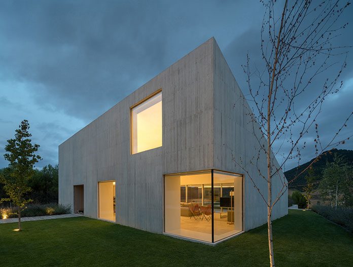Modern and minimalist Pamplona vila by Pereda Pérez Arquitectos.